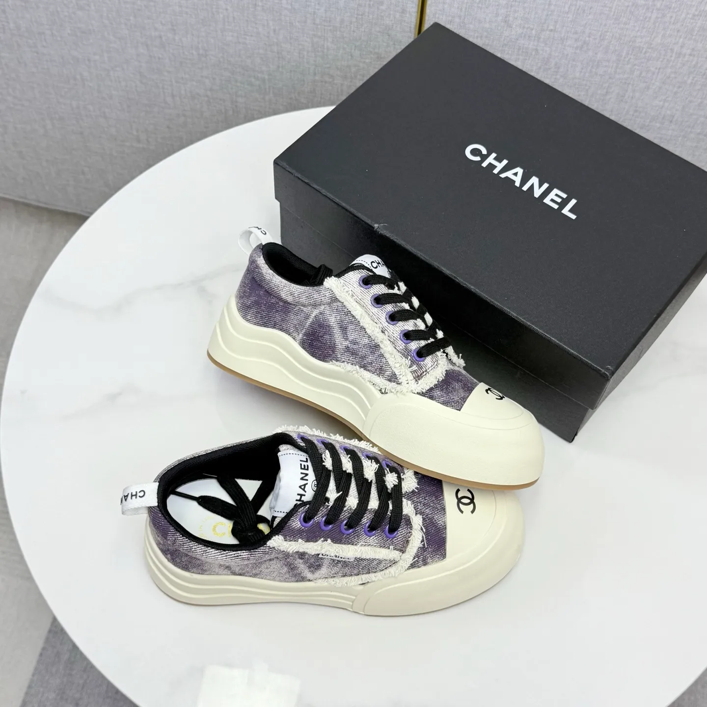 👟👟Ex-factory price 600👟👟Chanel Panda Shoes! 2025 counter's top casual sports shoes, this classic design; the upper is in the style of electric embroidery with various techniques; the outsole is fashionable and sporty; the unusual inclusion of a variety of color matching elements... The diversified mix and match is very good-looking and versatile, and can be used for leisure, fashion, sports, and outdoor... ꫛꫀꪝ Go➫ Materials: ❶Upper made of: original imported first-layer silk cowhide + original version waterproof cloth + original first-layer cowhide ❷Inner lining: Original Yangli+wang ❸ Outsole based on: Original TPU combination outsole Counter boutique packaging complete set for women 35–41